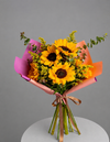 Ramo de girasoles con solidago y follaje
